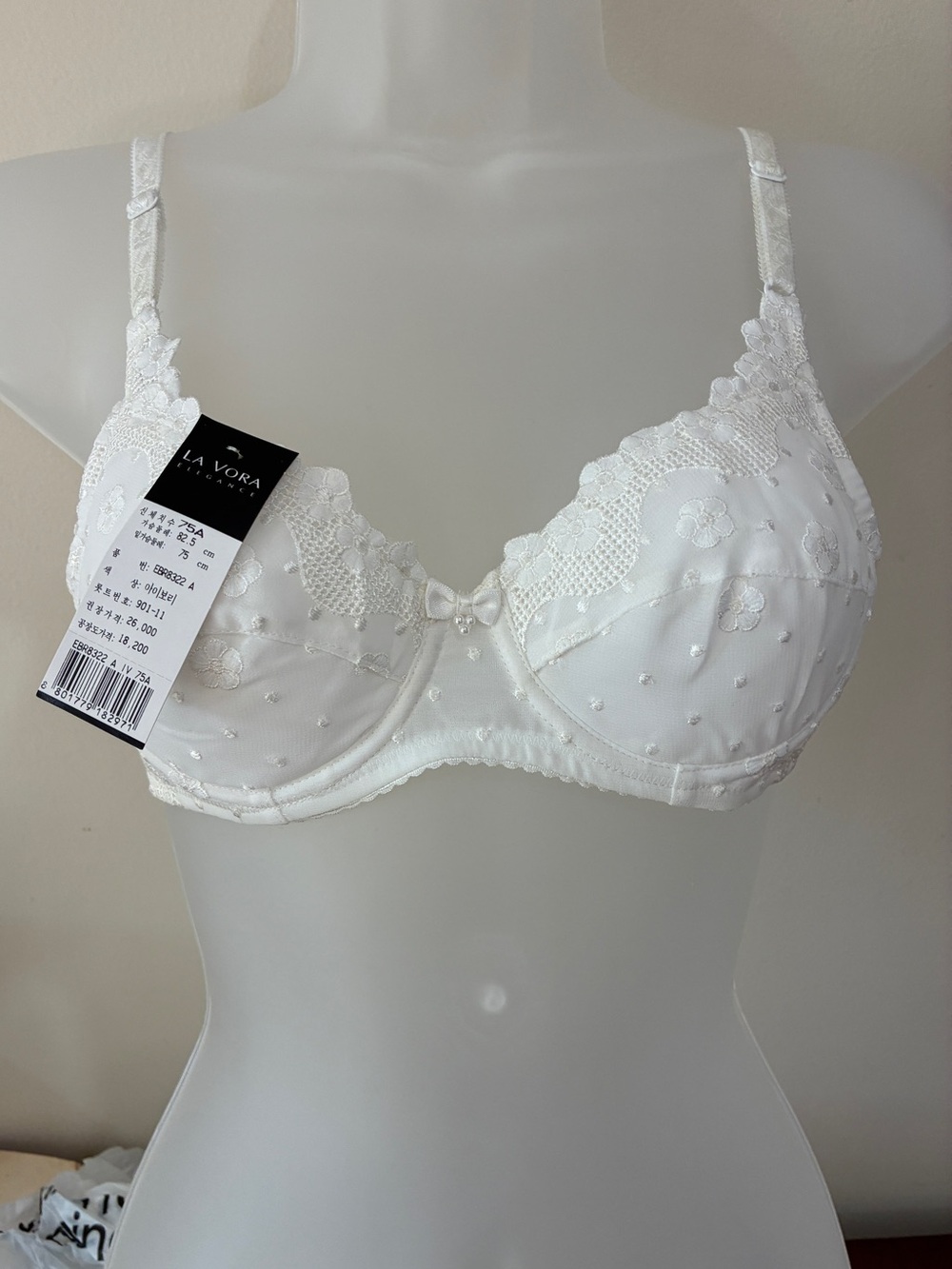 White Embroidered Underwire Bra with Lace Trim Vintage NOS sealed